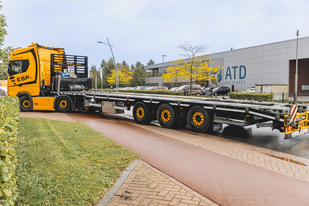 Vrachtwagen op parkeerplaats bij ATD Machinery gebouw